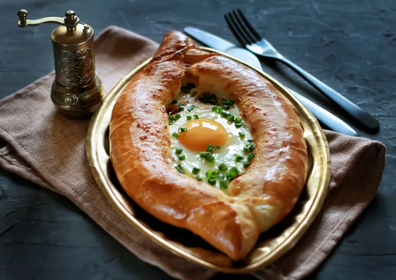 Chaczapuri w stylu adżarskim